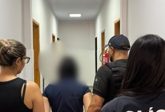 PCGO prende em flagrante mulher suspeita de agredir o próprio filhom em Águas Lindas de Goiás